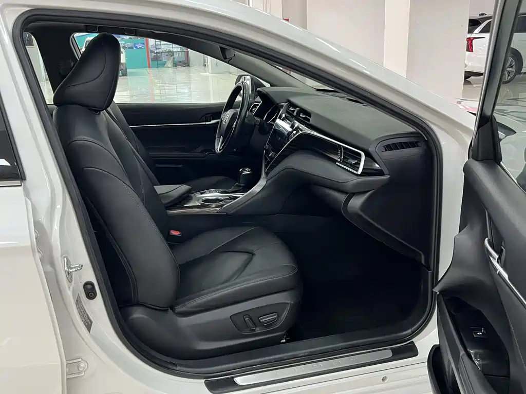 Toyota Camry 2020 — фото 10