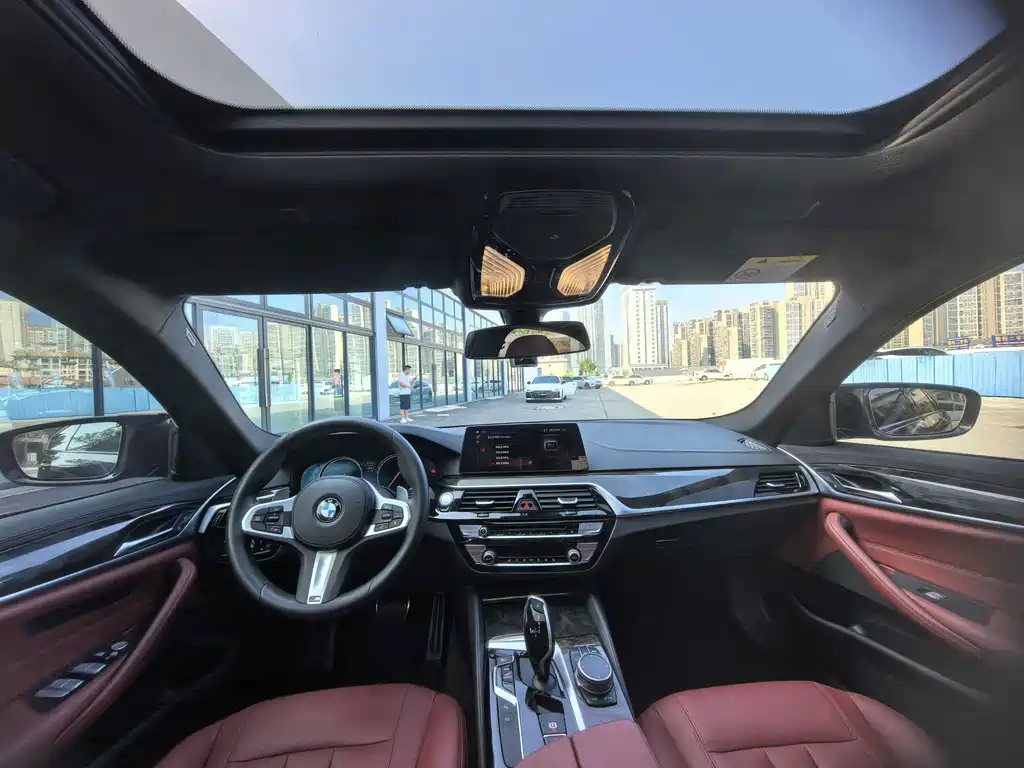 BMW 5 Series 2018 — фото 10