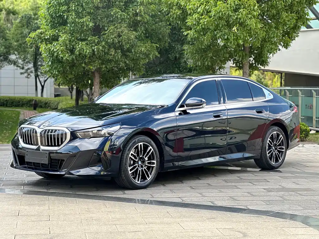 BMW 5 Series 2026 — фото 1