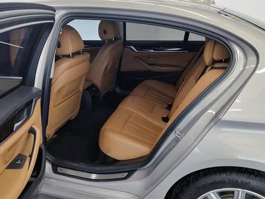 BMW 5 Series 2018 — фото 11