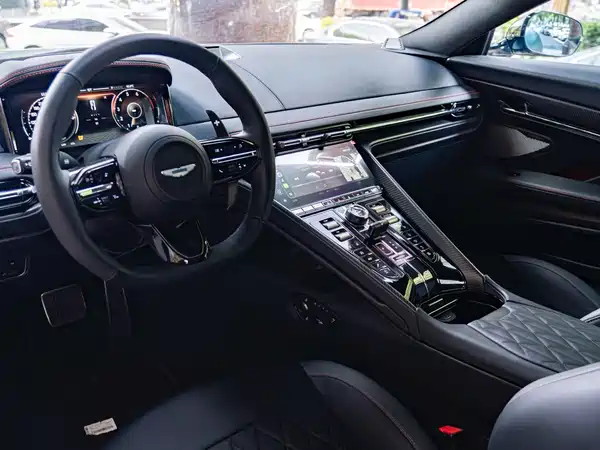 Aston Martin DB12 2025