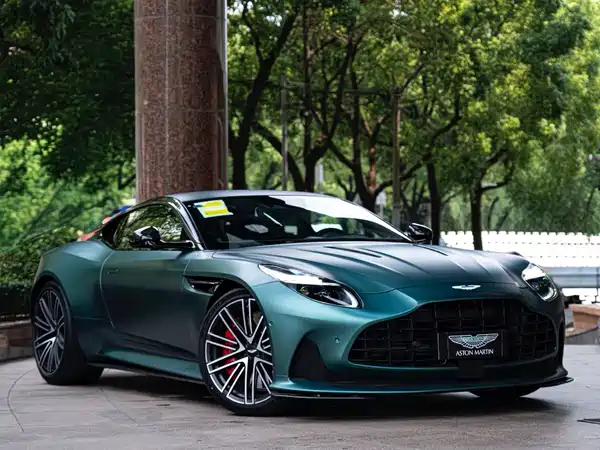 Aston Martin DB12 2025