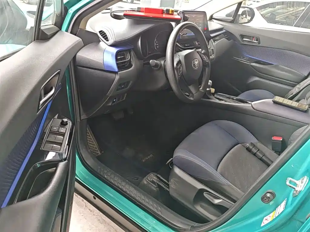 Toyota C-HR 2019 — фото 12