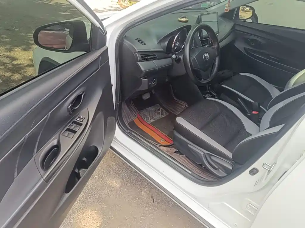 Toyota Yaris L 2020 — фото 16