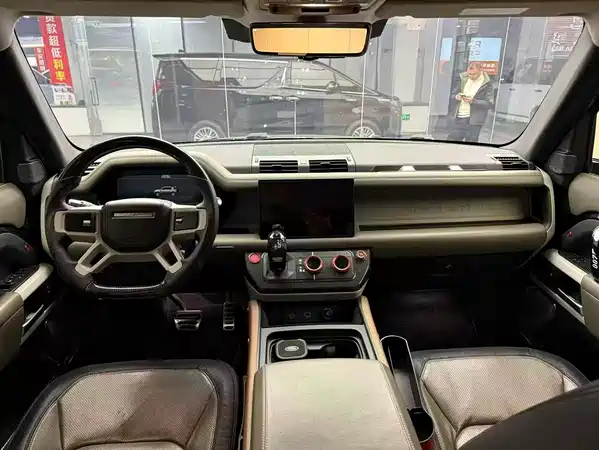 Land Rover Defender 2023