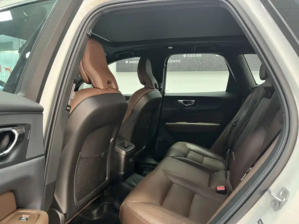 Volvo XC60 PHEV 2021 — фото 11