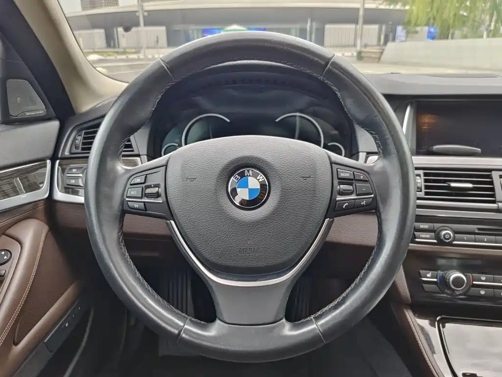 BMW 5 Series 2016 — фото 10