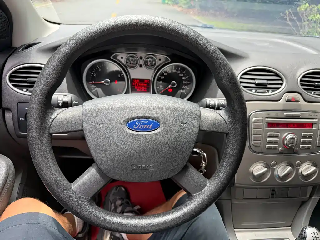 Ford Focus 2014 — фото 12