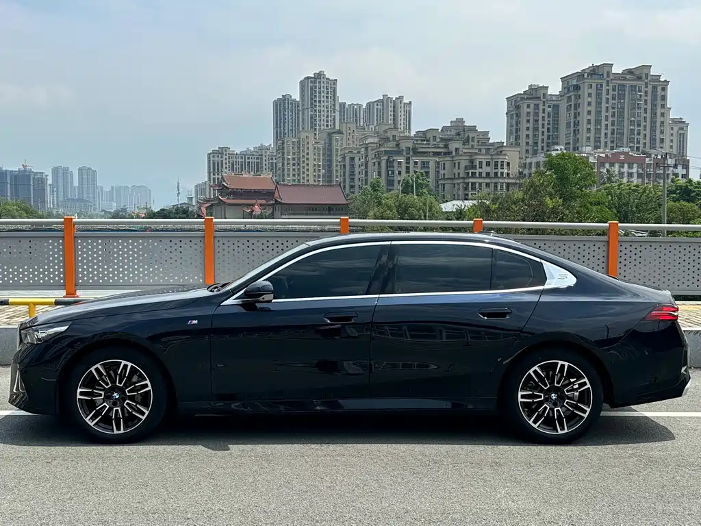 BMW 5 Series 2025 — фото 15
