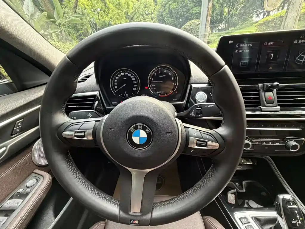 BMW 1 Series 2022 — фото 10