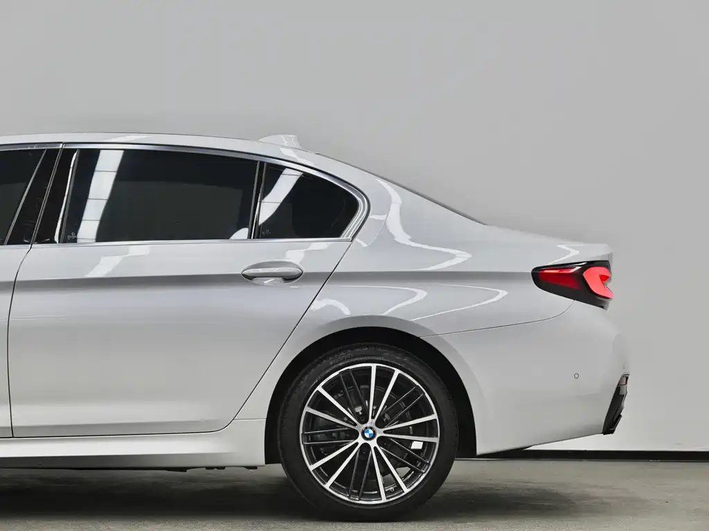 BMW 5 Series 2021 — фото 23