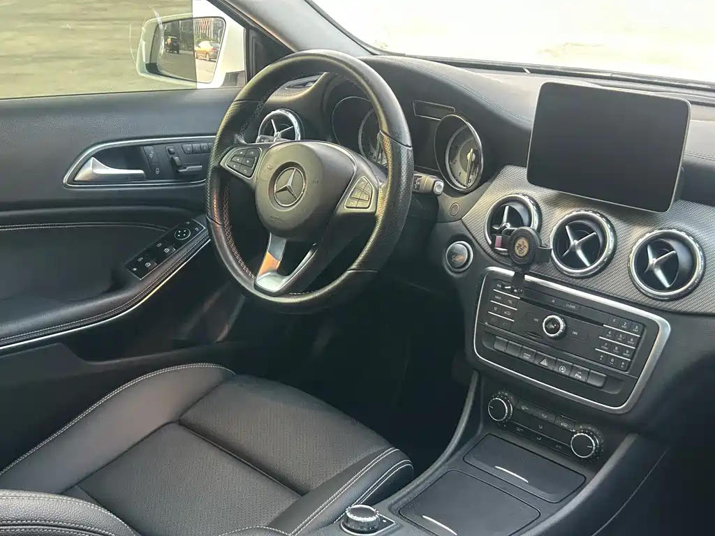Mercedes-Benz GLA 2017 — фото 16