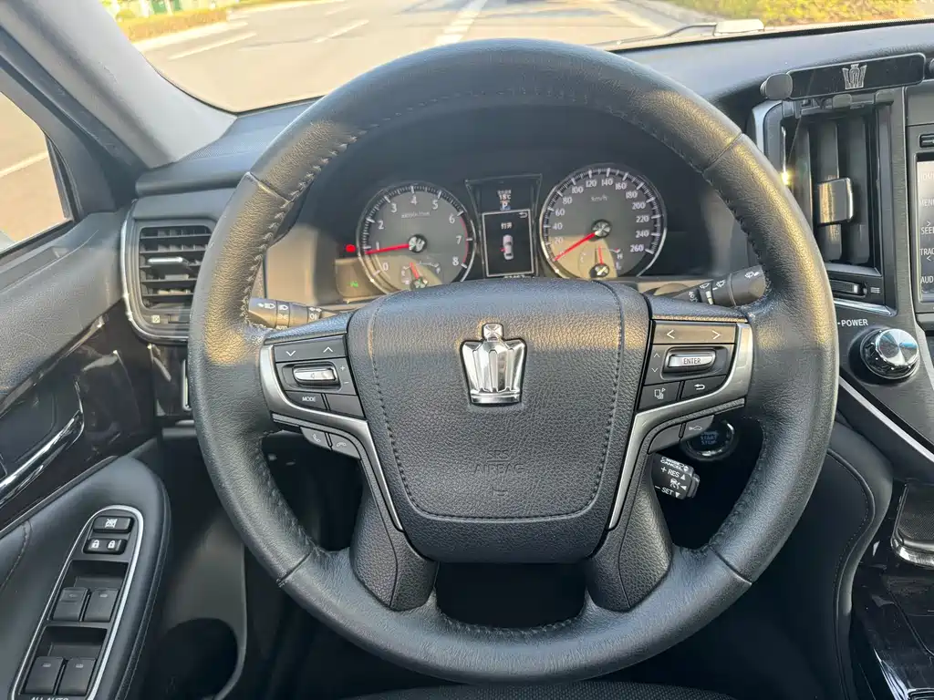 Toyota Crown 2016 — фото 17