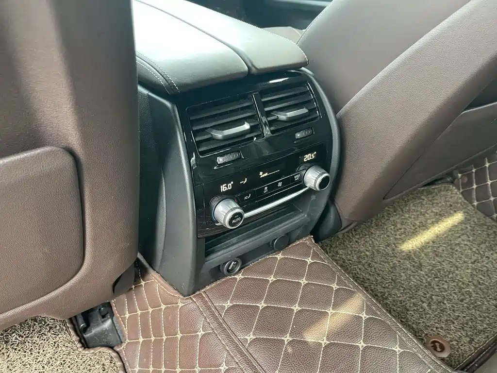 BMW 5 Series 2018 — фото 14
