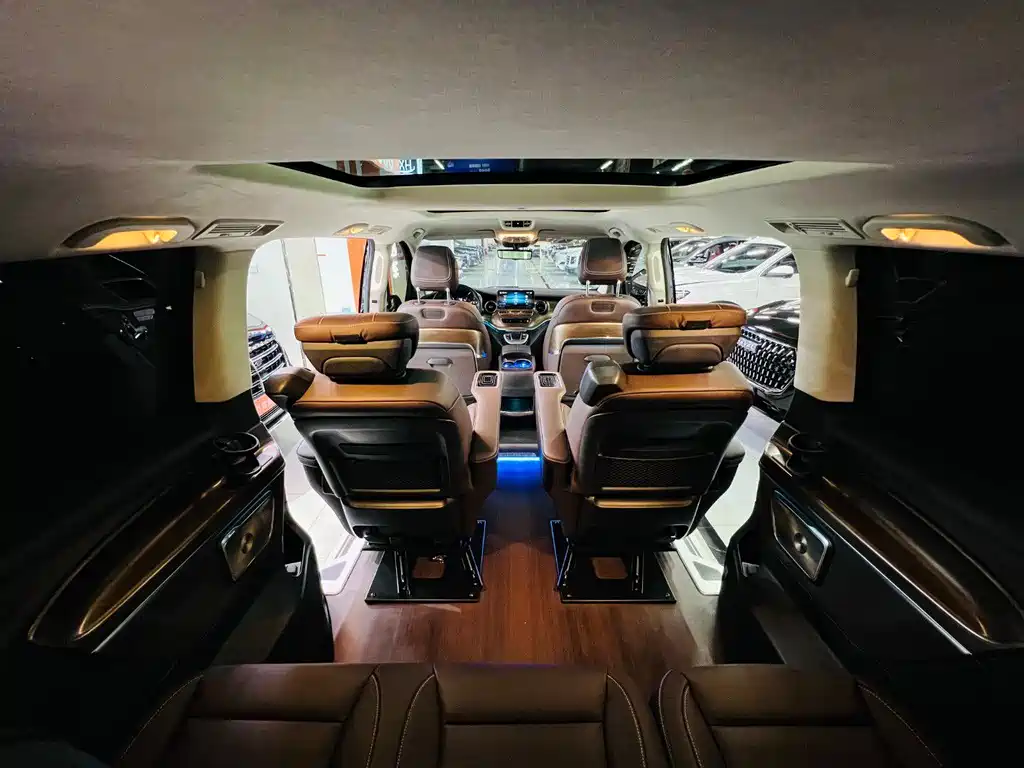 Mercedes-Benz V-Class 2023 — фото 17
