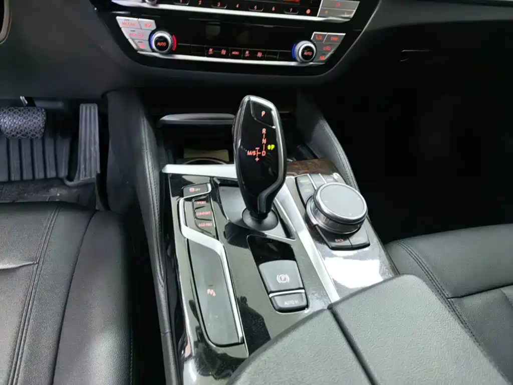 BMW 5 Series 2018 — фото 14