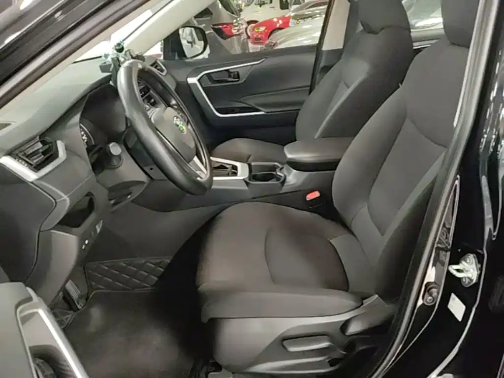 Toyota RAV4 2025 — фото 15