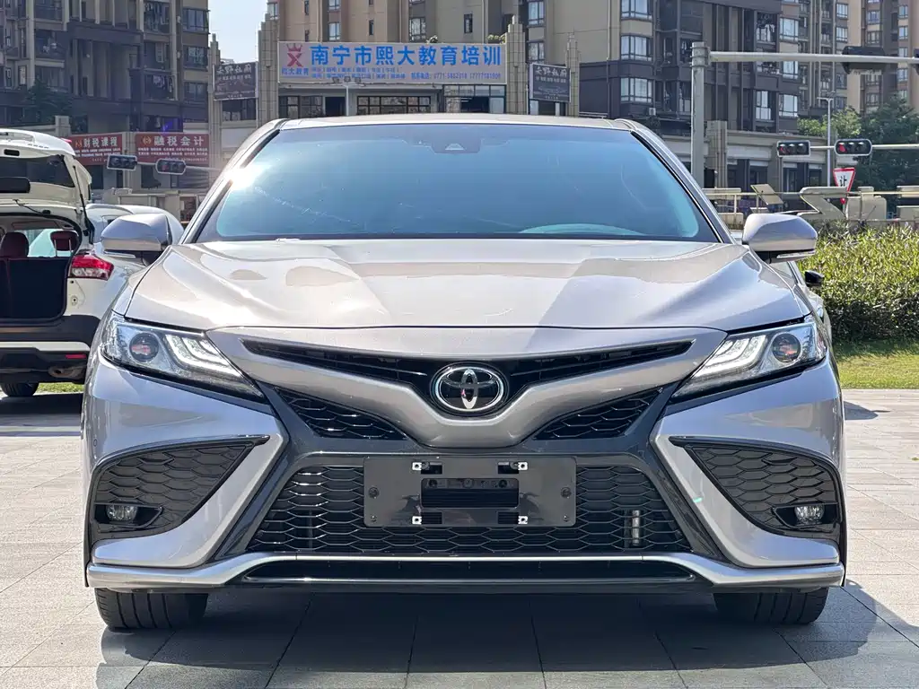 Toyota Camry 2022 — фото 2