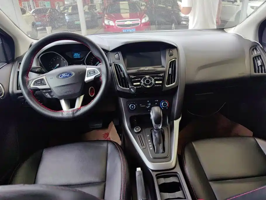 Ford Focus 2016 — фото 12