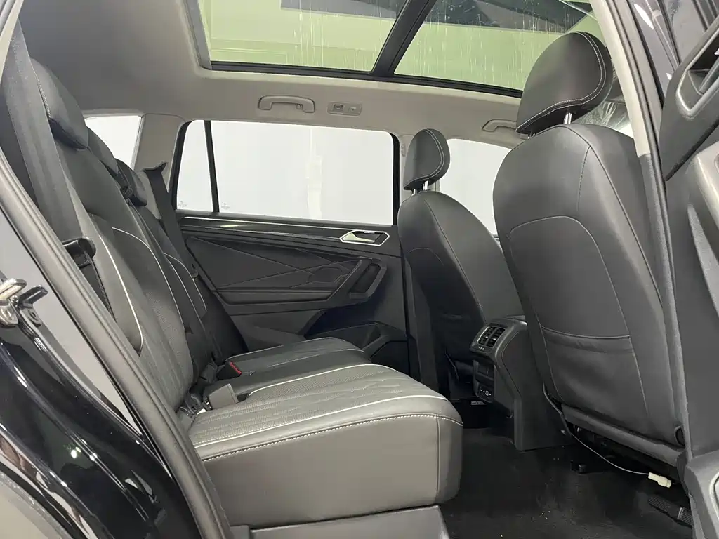 Volkswagen Tiguan L 2023 — фото 12