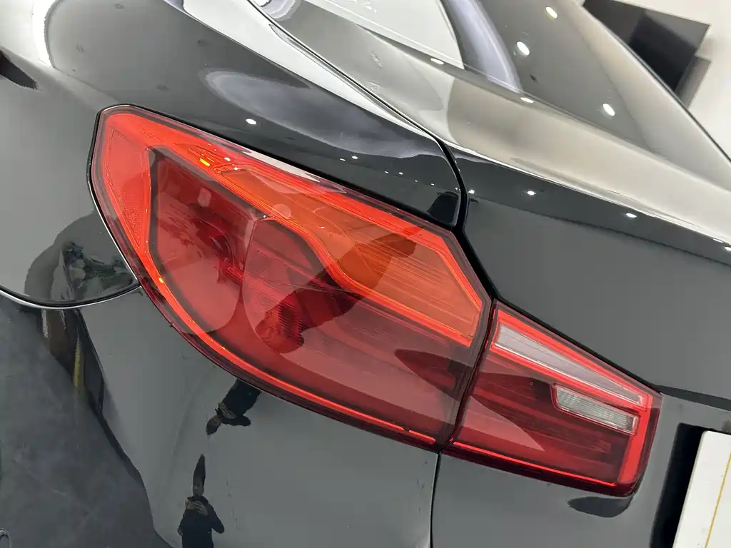 BMW 5 Series 2018 — фото 21