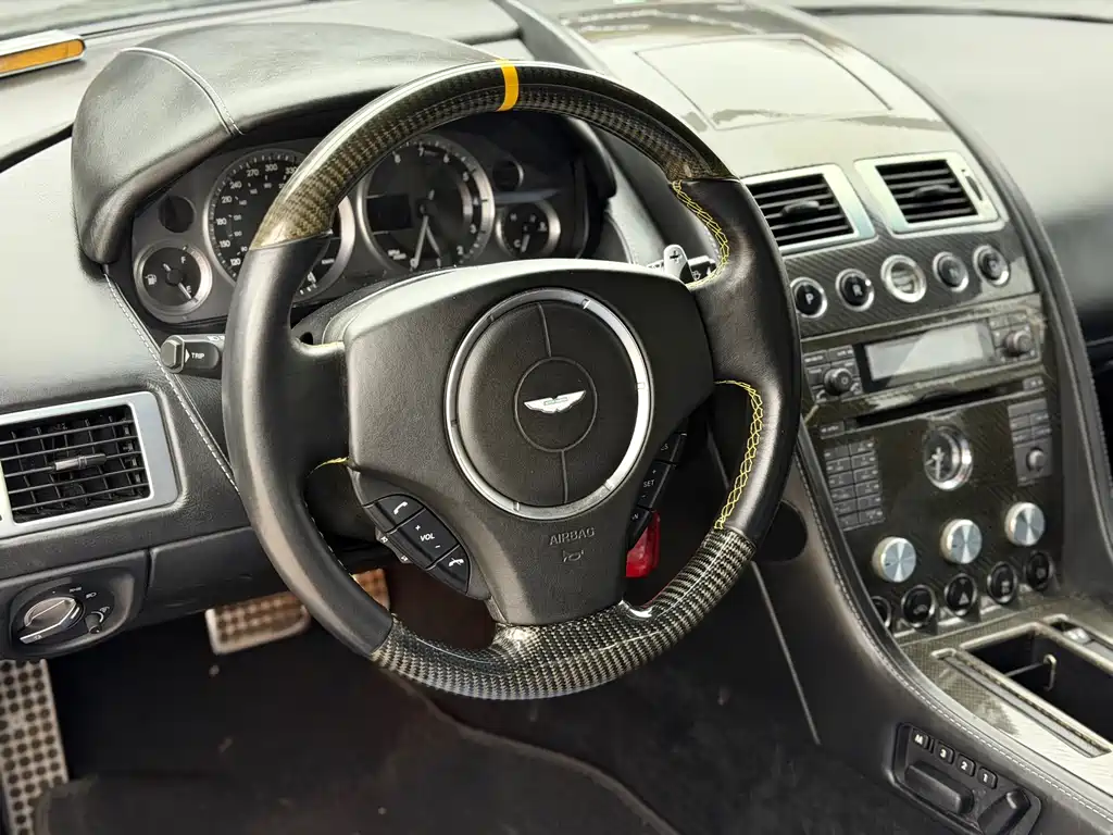 Aston Martin DB9 2011 — фото 15