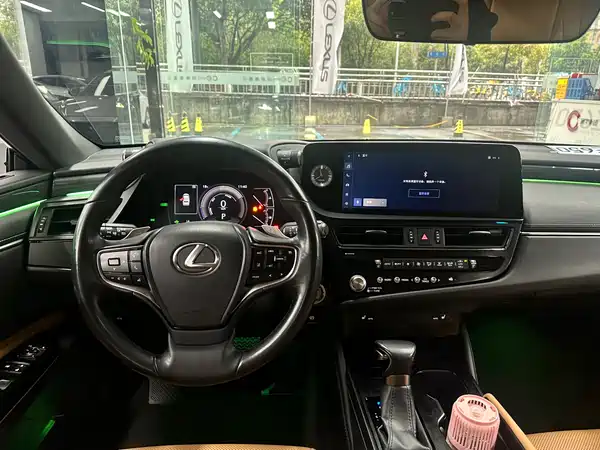 Lexus ES 2022