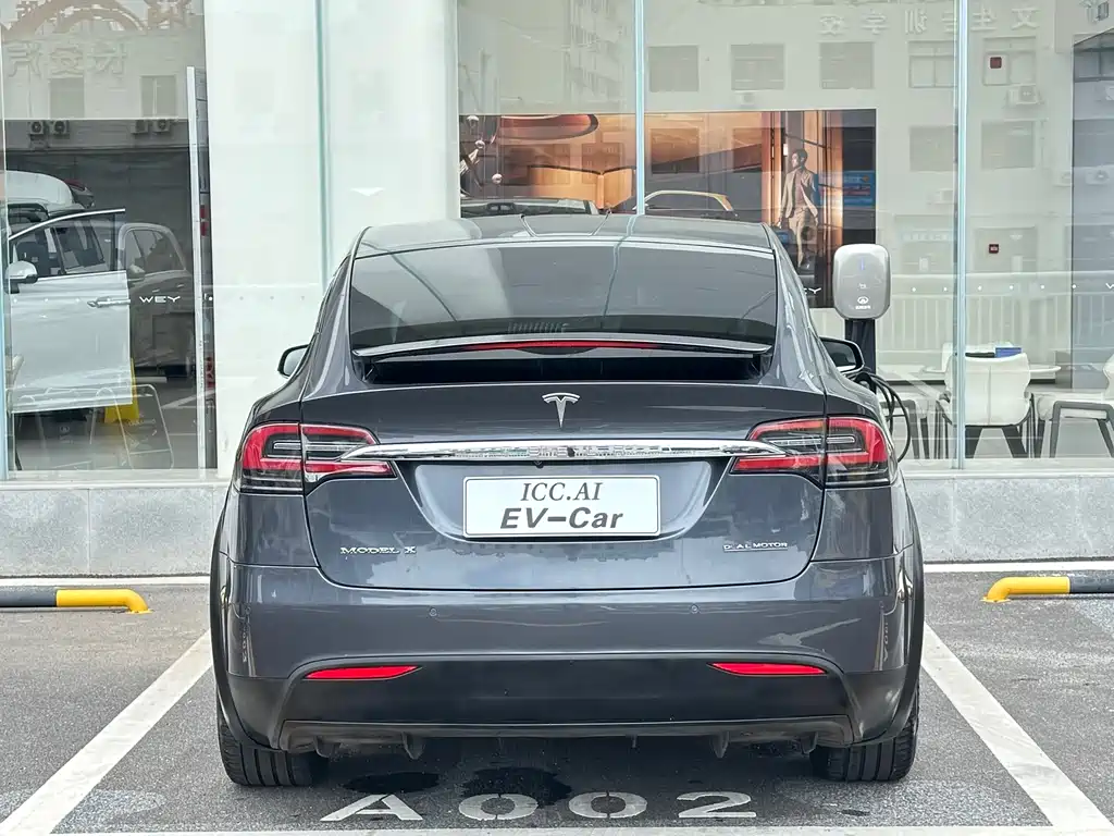 Tesla Model X 2018 — фото 14