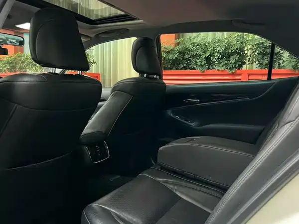 Toyota Crown 2015