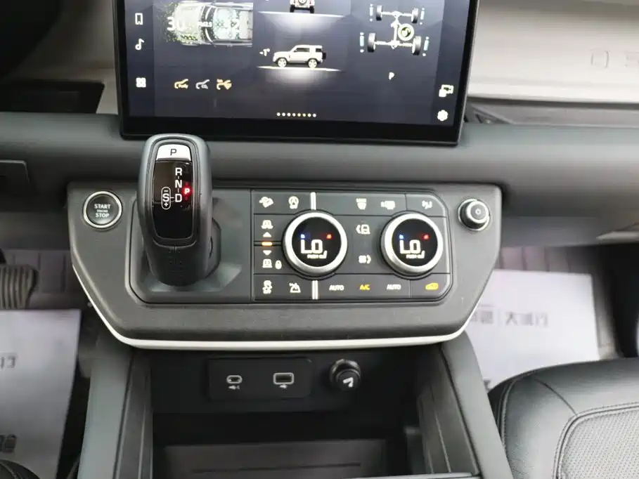 Land Rover Defender 2024 — фото 19