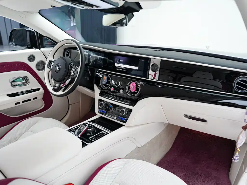 Rolls-Royce Phantom 2024 — фото 16