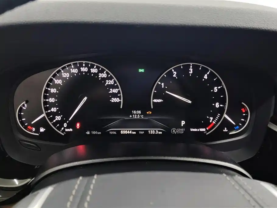 BMW 5 Series 2018 — фото 14