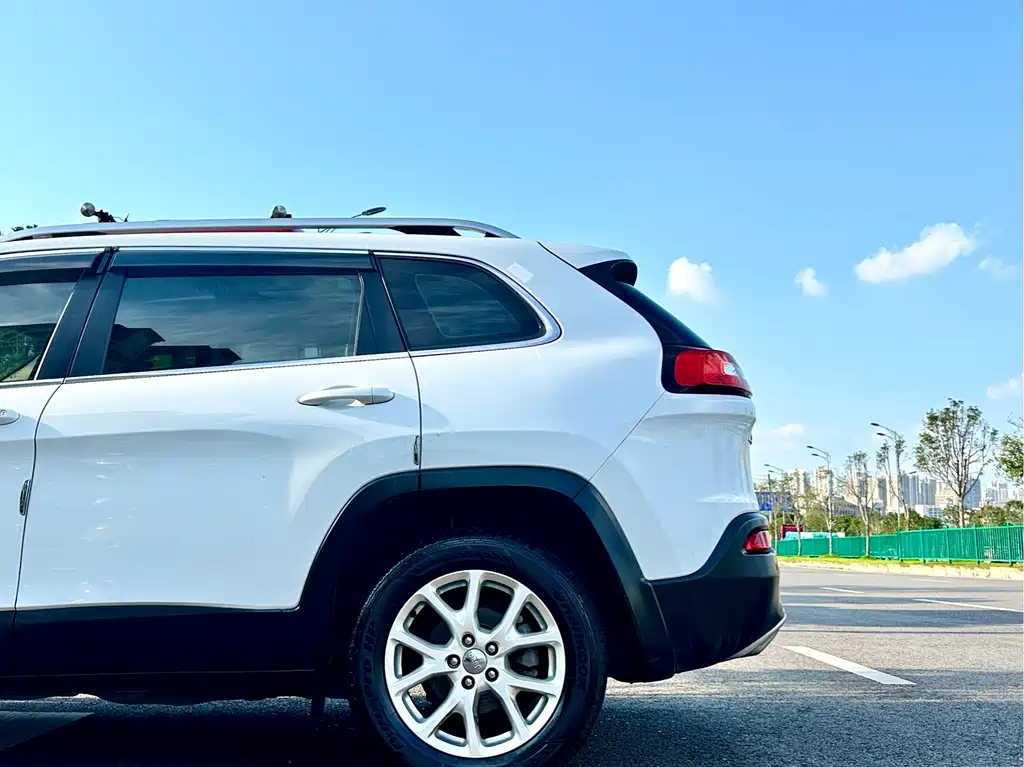 Jeep Cherokee 2018 — фото 14