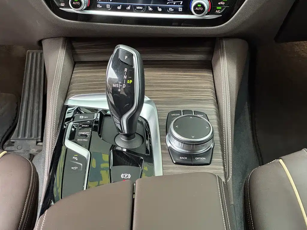 BMW 5 Series 2018 — фото 13