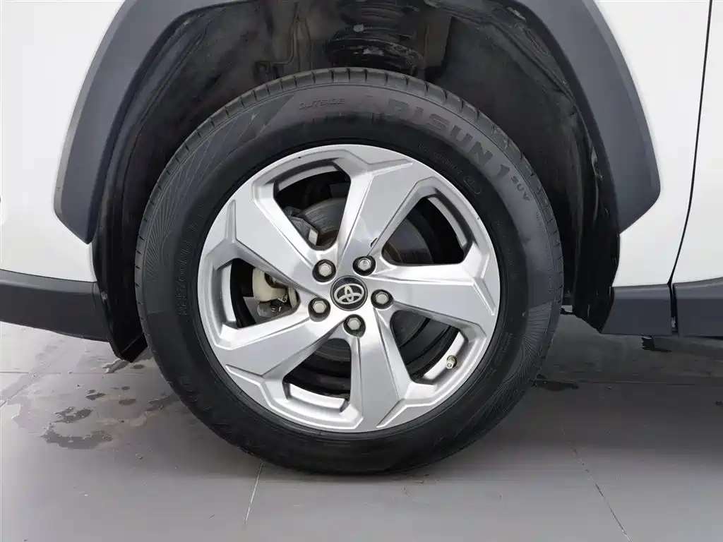 Toyota RAV4 2021 — фото 17