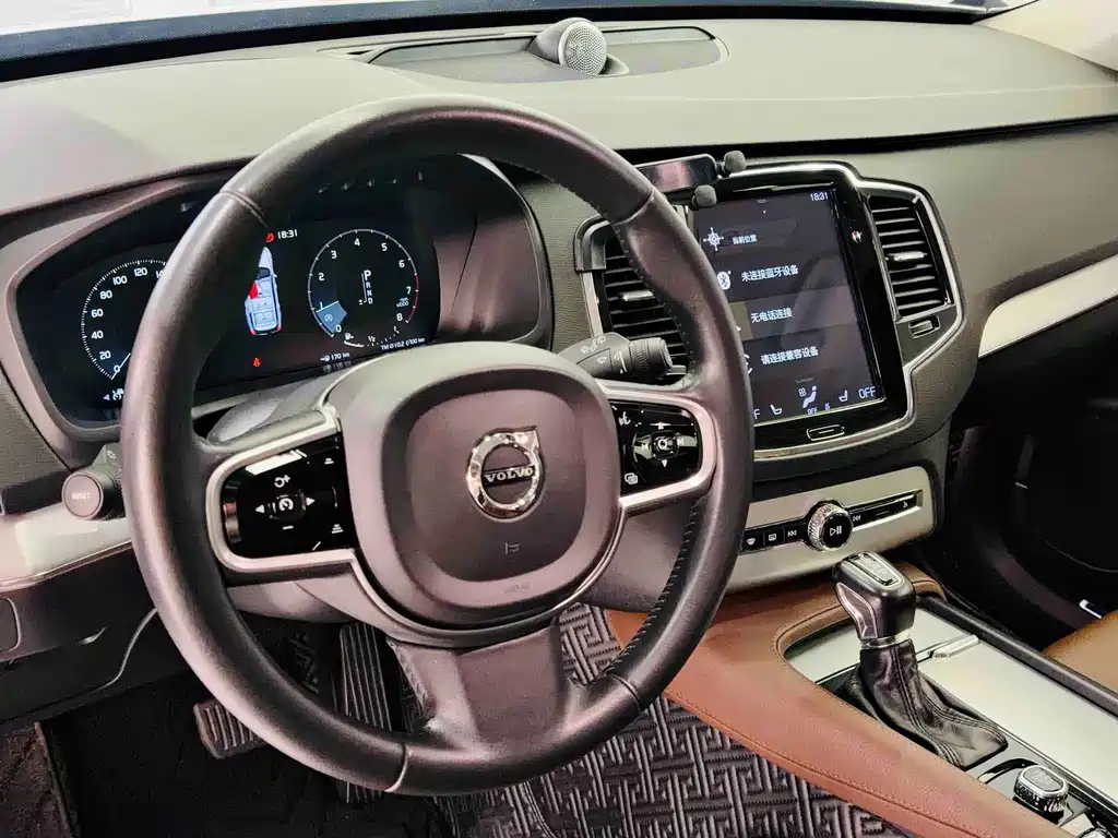 Volvo XC90 2018 — фото 11