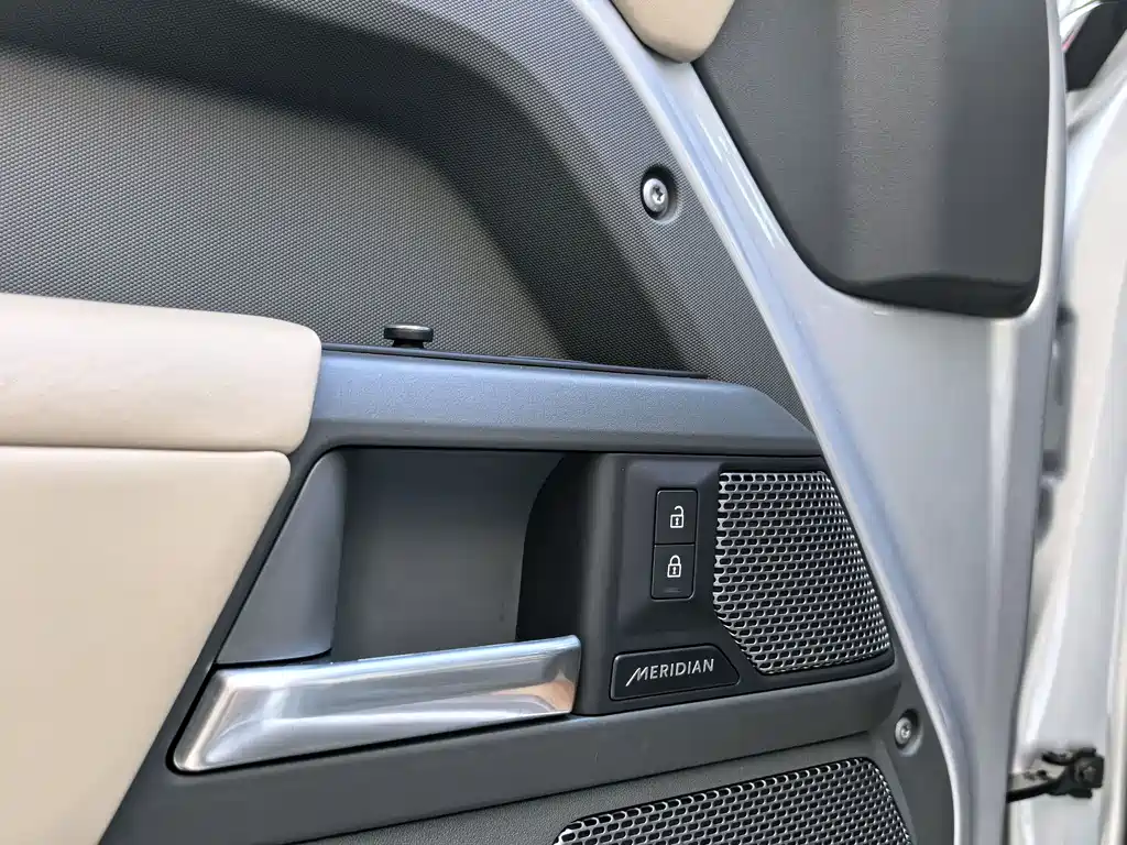 Land Rover Defender 2021 — фото 8