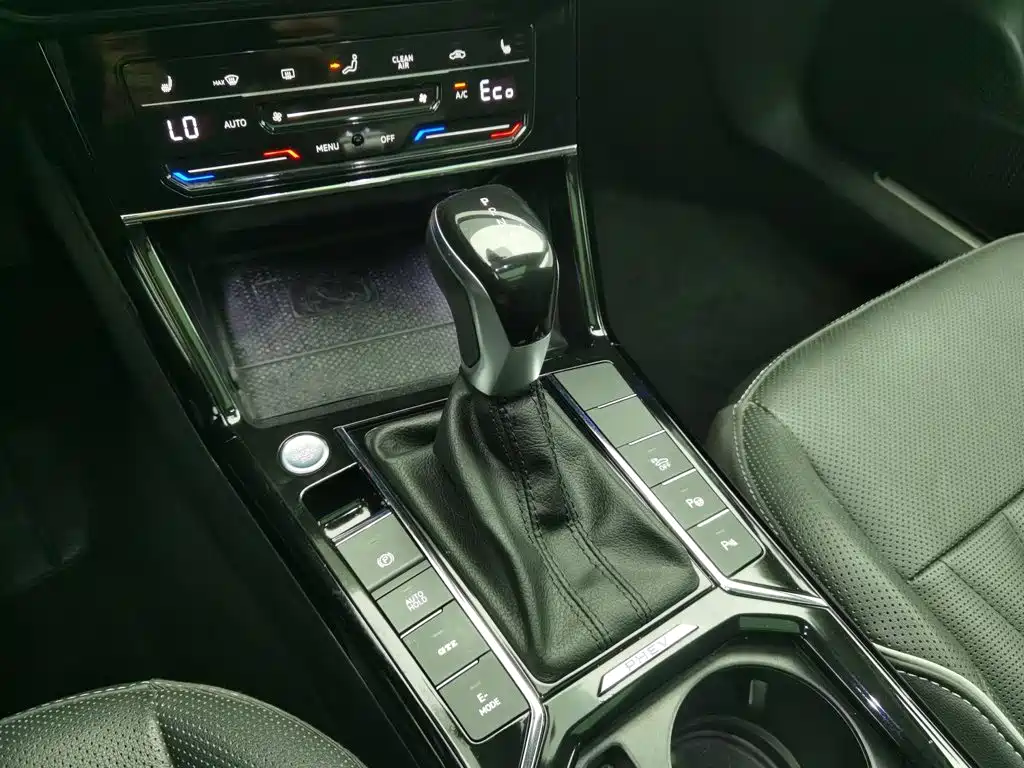Volkswagen Passat Plug-In Hybrid 2023 — фото 13