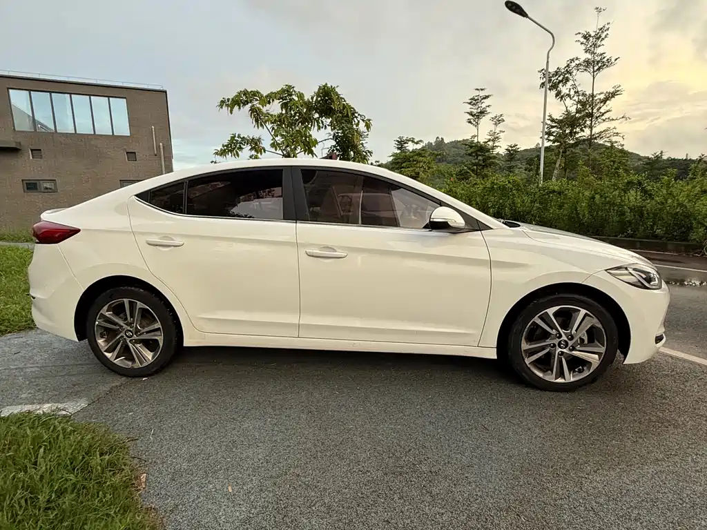 Hyundai Elantra 2017 — фото 11