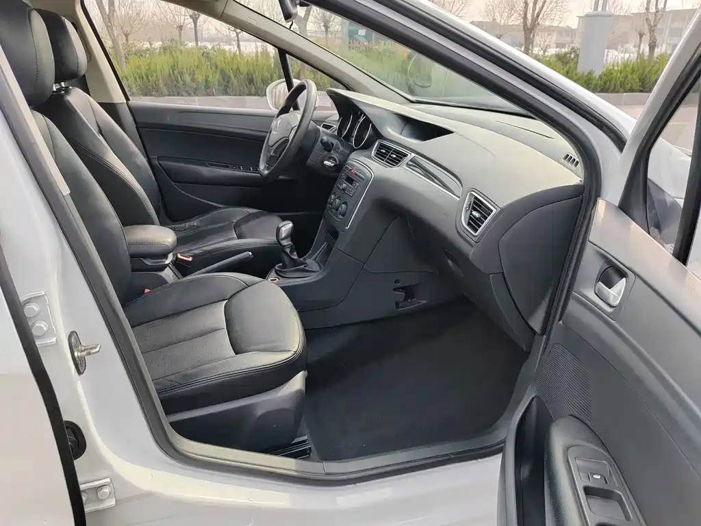 Peugeot 308 2015 — фото 14
