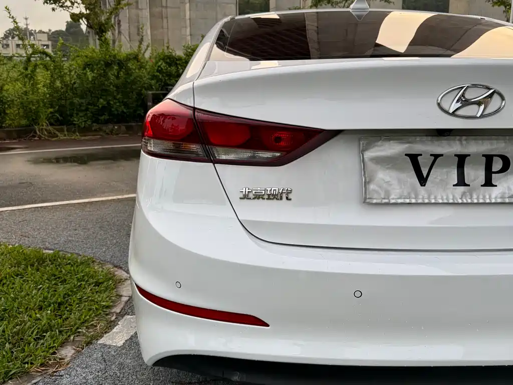 Hyundai Elantra 2017 — фото 10