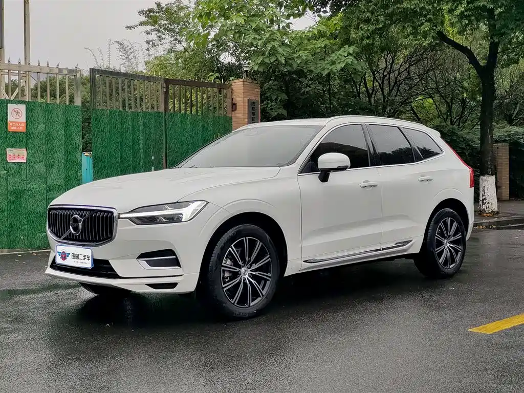 Volvo XC60 2021 — фото 1