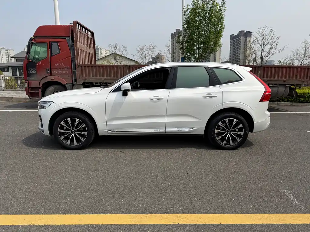 Volvo XC60 2023 — фото 4