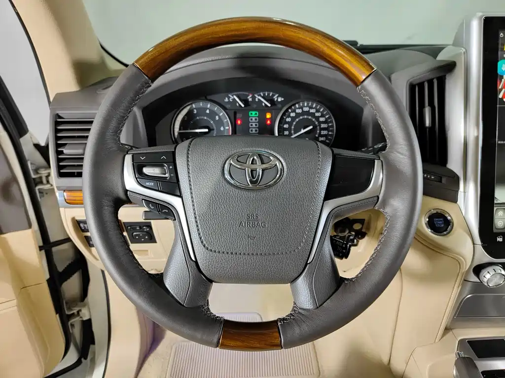 Toyota Land Cruiser 2017 — фото 9
