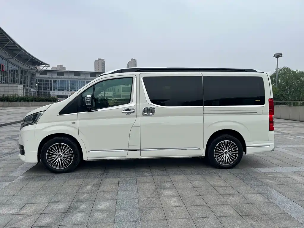 Toyota Hiace 2025 — фото 4