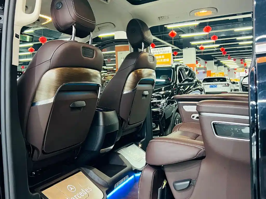 Mercedes-Benz V-Class 2023 — фото 14