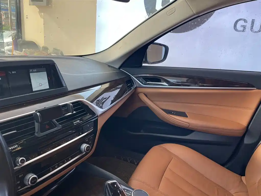 BMW 5 Series 2018 — фото 8