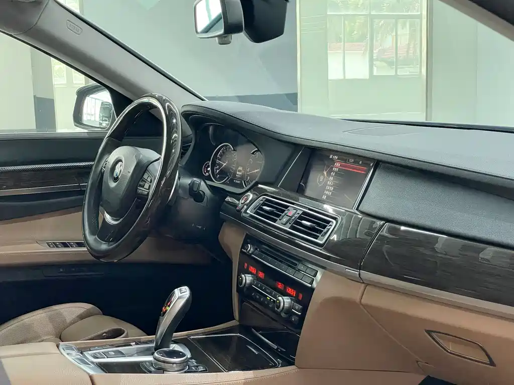 BMW 7 Series 2014 — фото 21
