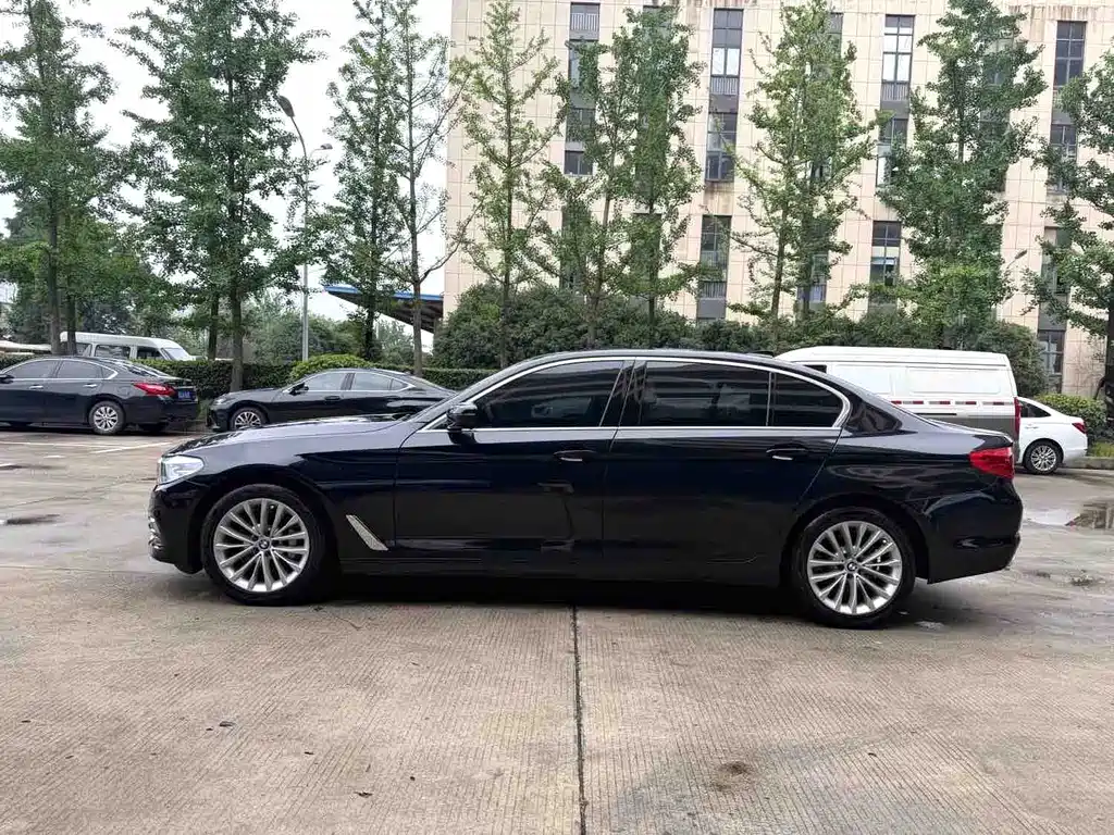 BMW 5 Series 2019 — фото 10