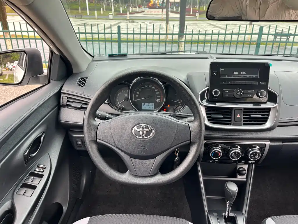 Toyota Yaris L 2021 — фото 12